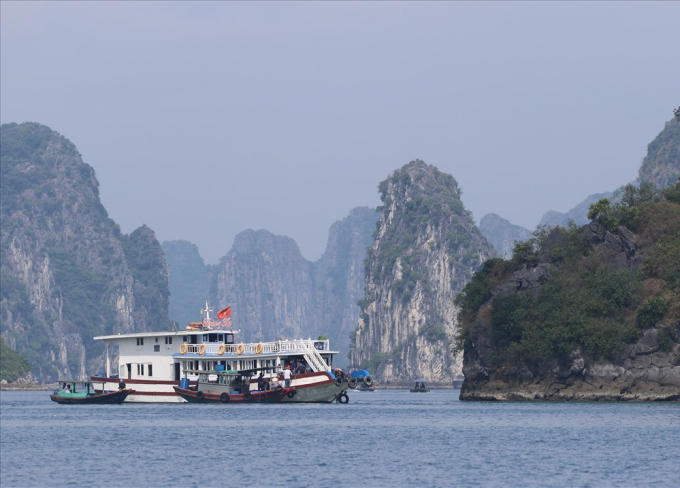 Thuyền bán hàng rong cặp vào tàu du lịch này ngày 25.10.2018. Ảnh: CTV.