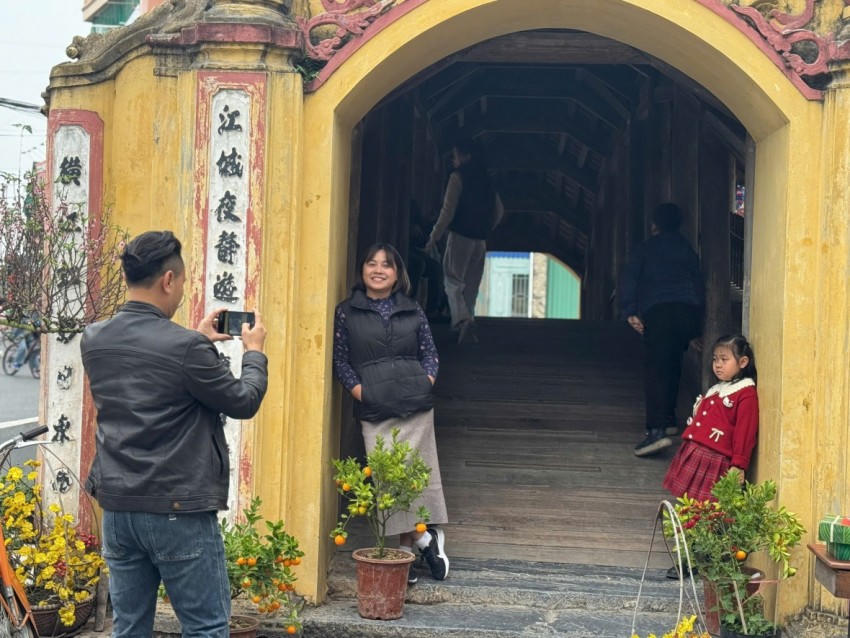 Cầu ngói dáng rồng trên 500 tuổi hút khách đến checkin dịp Tết Bính Ngọ