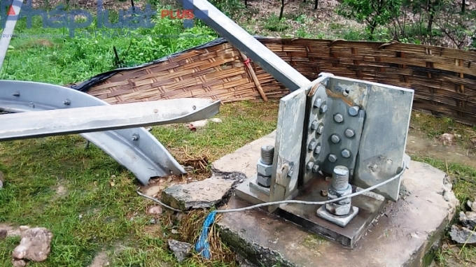 Chân cột điện bật tung trước cơn "giông", trong khi đó các cây như chuối, cam không hề bị gãy cành.