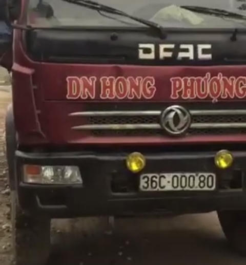 Xe doanh nghiệp Hồng Phượng chở đá dăm rơi đầy đường Trần Hưng Đạo gây nguy hiểm cho người tham gia giao thông, đã bị người dân bức xúc chặn lại ngày 24/11. (Ảnh: A.Thắng)