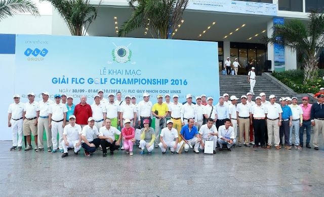 Các golf thủ chụp ảnh lưu niệm trước khi vào buổi thi đấu đầu tiên