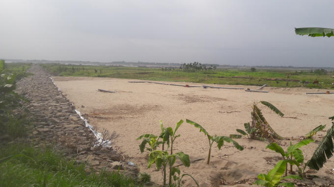 Xây nhà văn hóa sát kè liệu có đảm bảo an toàn (ảnh Đào Tấn).