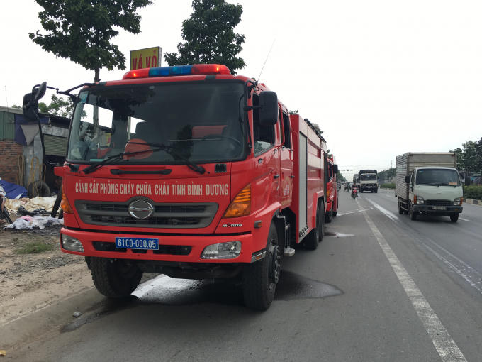 5 xe chữa cháy cùng hàng chục chiến sĩ có mặt để khống chế đám cháy