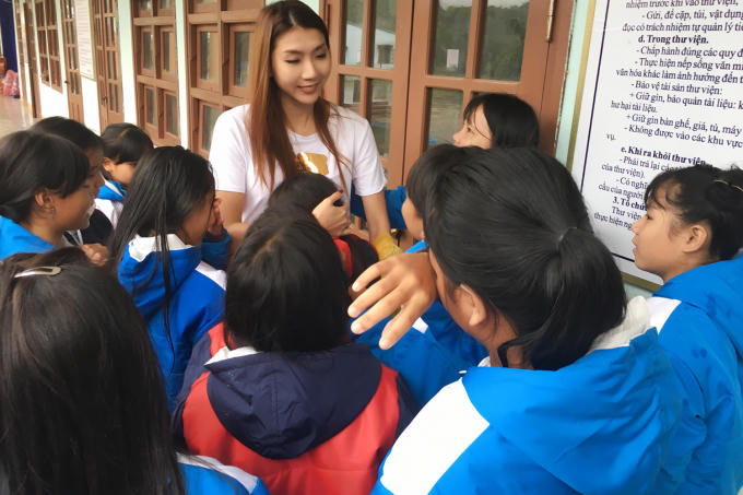 Ngọc Quy&ecirc;n ra Quảng Nam l&agrave;m từ thiện cho c&aacute;c em d&acirc;n tộc miền n&uacute;i trong thời tiết mưa b&atilde;o, sạt lở đất