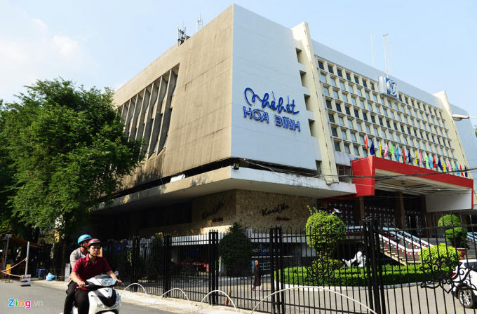 Nhà hát Hòa Bình nằm trên đường 3/2, quận 10. Nhà hát do cố Phó thủ tướng - kiến trúc sư Huỳnh Tấn Phát thiết kế và chỉ đạo xây dựng từ những năm 1980.