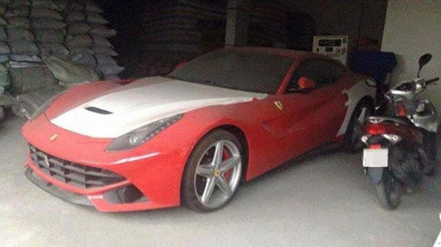 Chiếc Ferrari F12 Berlinetta đầu tiên cập bến Việt Nam vào tháng 2/2014 và gây sốc khi bị "giam cầm" trong một kho ngoại quan tại Hải Phòng với lớp bụi dày đặc.