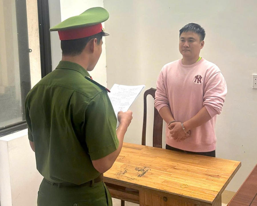 Tống đạt quyết định tạm giữ hình sự đối với Lê Long Việt - Ảnh Công an Đà Nẵng.