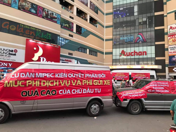 Cư dân đã đưa các phương tiện cá nhân, chủ yếu là ôtô ra trước các lối đi của tòa chung cư.