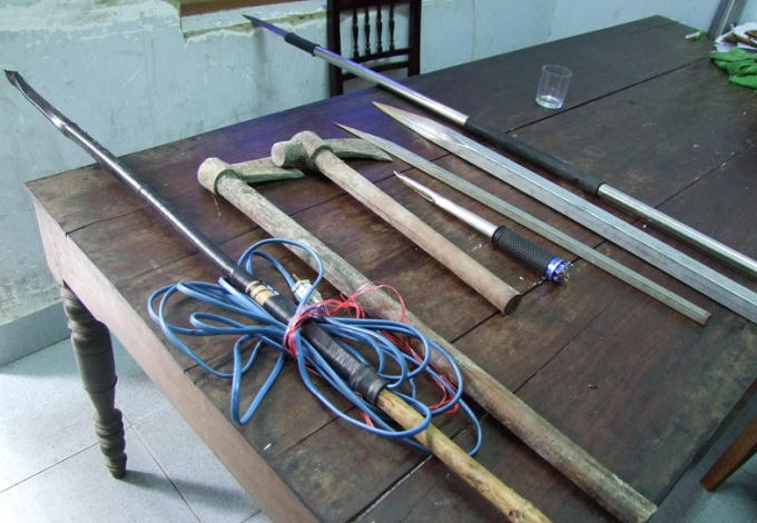Nhiều hung khí được tìm thấy trong nhà của đối tượng.