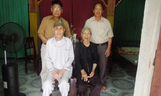 Ông Tường (đeo kính) chụp chung với vợ chồng chị Chuyên. (Ảnh: Nhân vật cung cấp).