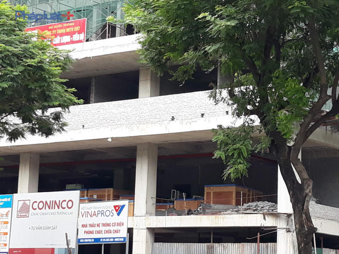 Vật liệu đồ đạc còn ngổn ngang bên trong dự án.