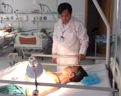 Bác sĩ Phú thăm lại bệnh nhân T. sau mổ.