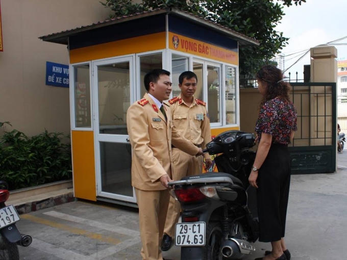 Chủ nhân vui mừng nhận lại chiếc xe được lực lượng CSGT "bảo quản" giúp.