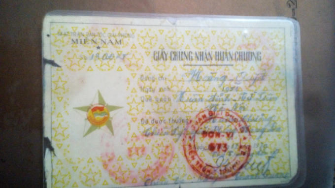 Với những th&agrave;nh t&iacute;ch trong cuộc kh&aacute;ng chiến chống Mỹ cứu nước, &ocirc;ng đ&atilde; được Đảng, Nh&agrave; Nước tặng thưởng Huy Chương Kh&aacute;ng Chiến Chống Mỹ hạng Nhất; Huy Chương Chiến Sỹ Giải Ph&oacute;ng Hạng Nhất.