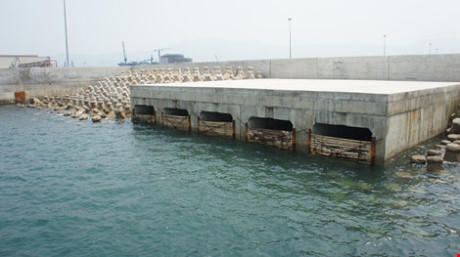 Một hệ thống cống xả ra biển Vũng Áng đang xây dựng chưa hoàn thành.