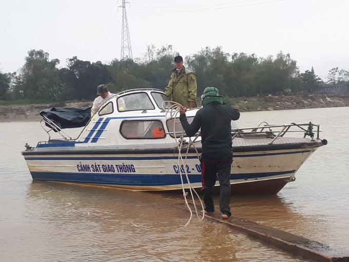 Quảng Nam: Bị truy đuổi, l&acirc;m tặc n&eacute;m h&agrave;ng chục m3 gỗ xuống s&ocirc;ng Thu Bồn