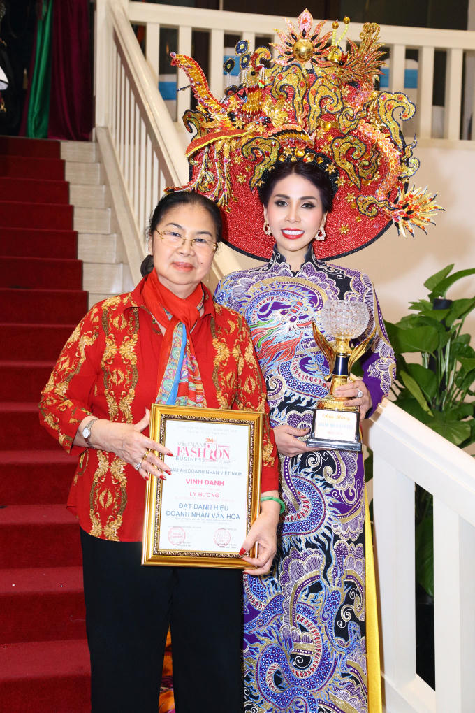 Em g&aacute;i L&yacute; H&ugrave;ng trở lại s&agrave;n diễn thời trang sau hơn 20 năm vắng b&oacute;ng