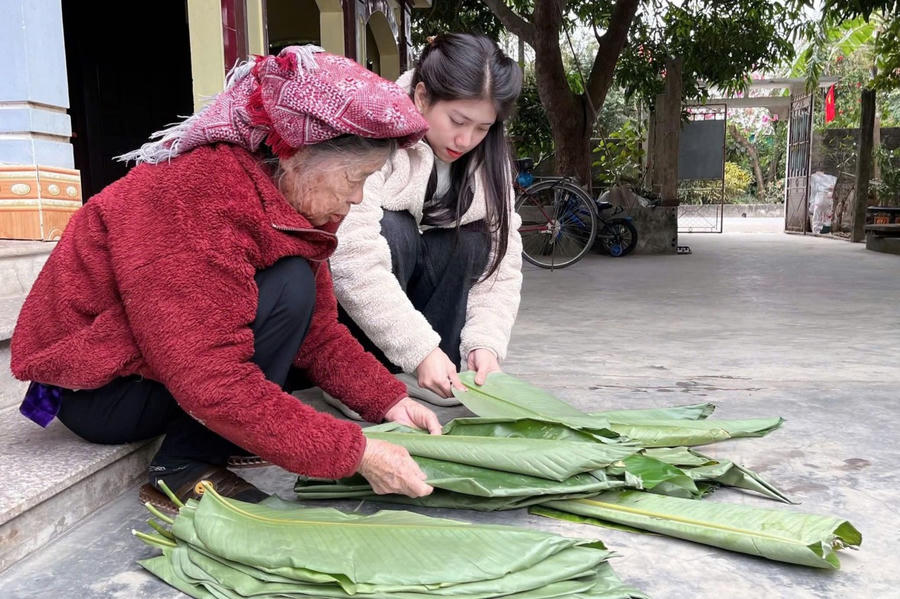 Không khí Tết ở vùng quê miền Bắc, khi các thế hệ cùng nhau chuẩn bị lá dong, gạo nếp đón Tết (ảnh minh họa)