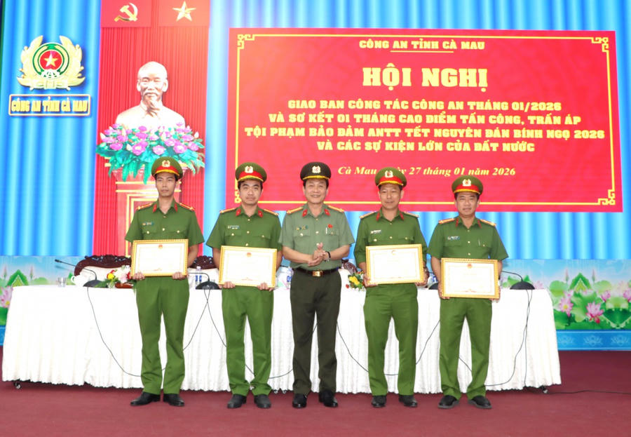 Đại tá Hồ Việt Triều trao Bằng khen của Chủ tịch UBND tỉnh Cà Mau cho các cá nhân có thành tích xuất sắc trong công tác điều tra, khám phá nhanh tội phạm.