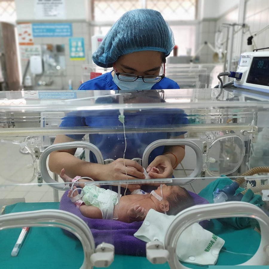 Em bé được chăm sóc đặc biệt trong lồng ấp tại Khoa Nhi - BV Bạch Mai.