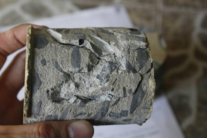 Mẫu bê tông có độ nén rất kém, không đạt yêu cầu.