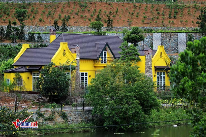Kè núi chống sạt lở phía sau biệt thự ở thôn Minh Tân, xã Minh Trí đã hoàn thiện