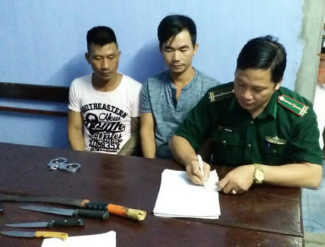 Cơ quan chức năng đang l&agrave;m r&otilde; h&agrave;nh vi của 2 đối tượng Dũng v&agrave; Thiện cầm dao rượt đuổi trưởng C&ocirc;ng an x&atilde;.