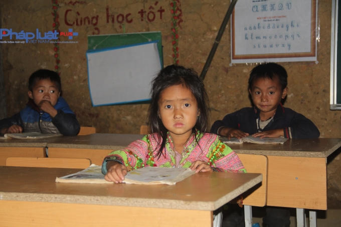 Những em bé ngây thơ, hồn nhiên mặt lấm lem cặm cụi đọc sách trong giờ học.