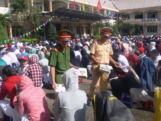 Phát tờ rơi tuyên truyền Luật Giao thông.