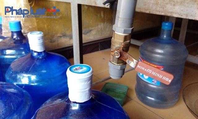 Quy trình đóng bình, gắn mác bảo hành được thực hiện ngay tại chỗ.