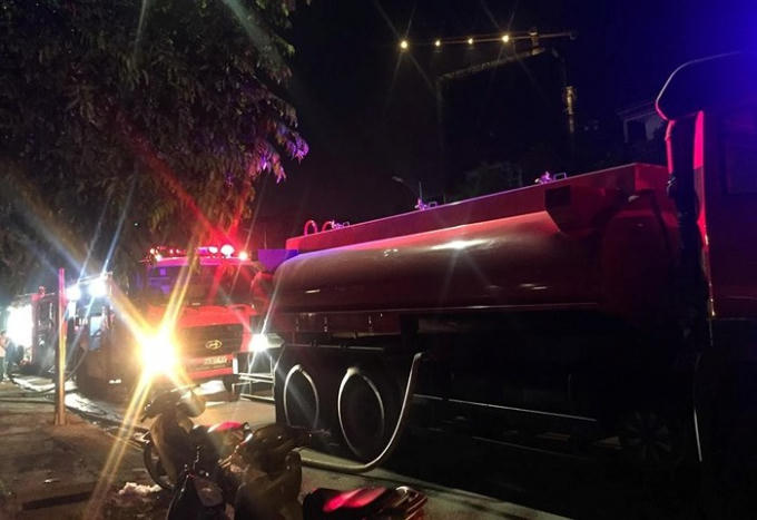 Lực lượng PCCC c&oacute; mặt ở hiện trường để dập lửa.