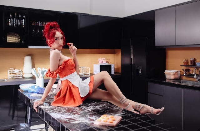 MV của Emily: Vấn đề có nằm ở nhạc 18+ và hình ảnh gợi dục?