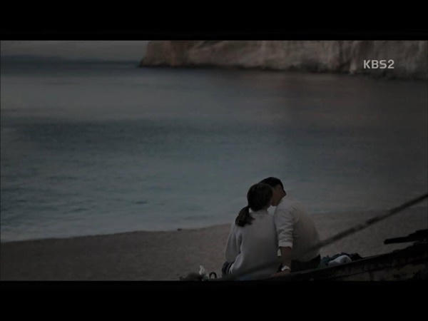 Hậu duệ mặt trời tập 16: Song Hye Kyo nổi máu ghen hoạn thư khi nhìn bạn trai