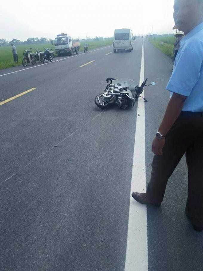 Vết trượt dài của xe máy gần 10m sau cú đâm. Ảnh: TheLong Nguyen.