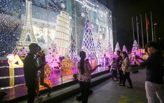 Tương tự, tại trung tâm thương mại trên đường Đồng Khởi (quận 1) được trang trí tiểu cảnh Giáng sinh đậm chất châu Âu với hình ảnh mùa đông trắng xóa cùng những di tích nổi tiếng như tháp Eiffel, tháp nghiêng Pisa, tháp đồng hồ Big Ben...