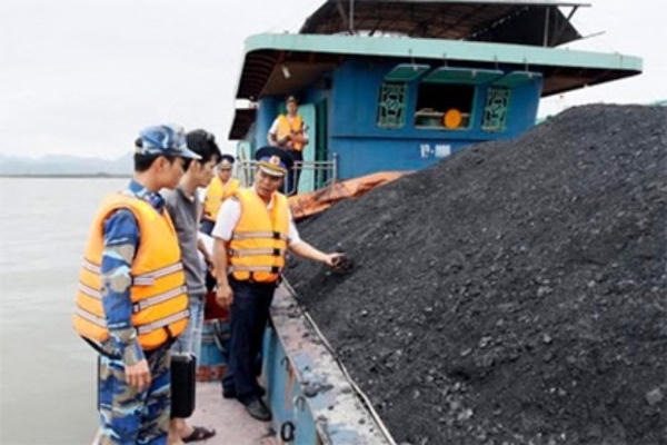 Số lượng lớn than không rõ nguồn gốc bị lực lượng chức năng phát hiện