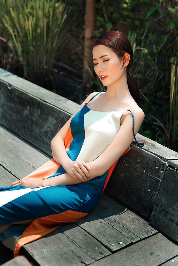 Phan Thị Mơ gây thương nhớ với vẻ đẹp mơ màng dưới nắng chiều
