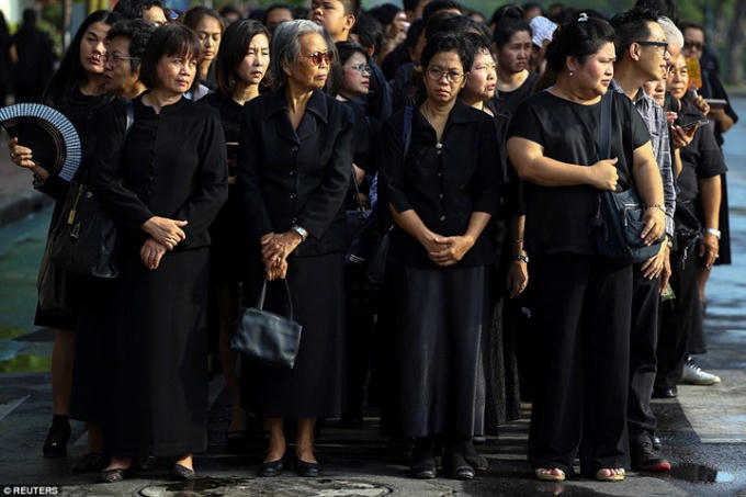 Người dân Thái Lan đau buồn trước sự ra đi của Quốc vương Bhumibol. (Ảnh: Reuters)