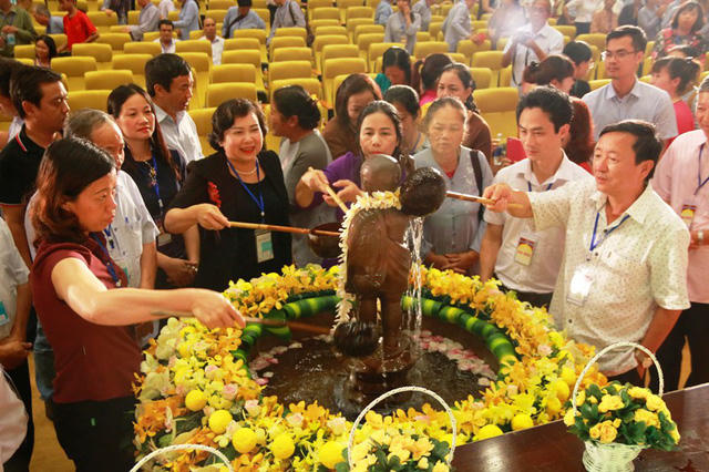 Cử hành nghi lễ tắm Phật trong ngày Đức Phật sinh tiếp theo là các đoàn đại biểu. Mọi người khi thực hiện nghi thức tắm Phật đều một lòng thành kính tri ân Đức Phật. Tắm Phật cũng là để được cầu mong Đức Phật phù hộ cho bản thân, gia đình, chúng sinh được bình an và hạnh phúc.