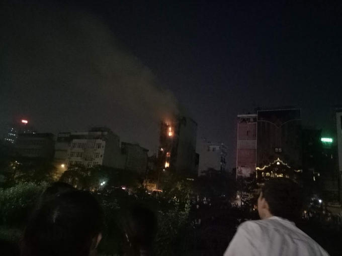 Đám cháy nhìn từ xa.