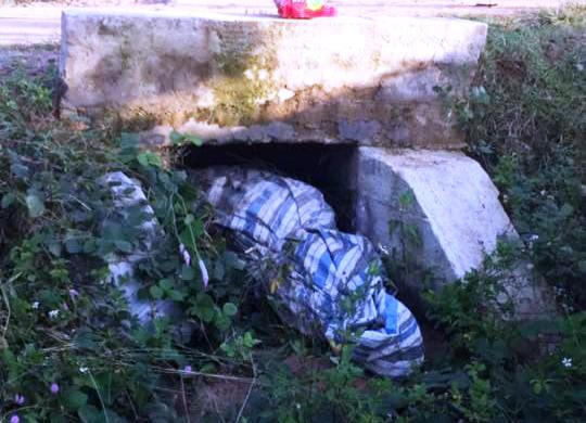 Hiện trường vụ giết người phụ nữ rồi giấu xác xuống cống.