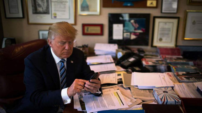 Ông Trump có 2 điện thoại di động chính thức và một điện thoại di động cá nhân. (Ảnh: NPR)