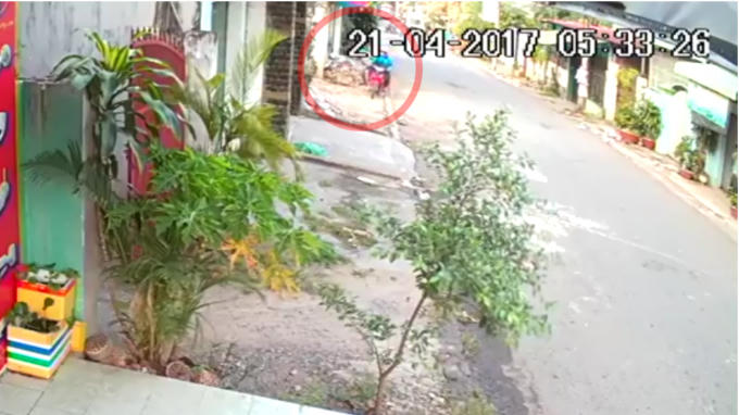 Khi thấy chú chó đang đứng trên vỉa hè, hai tên liền đến gần.