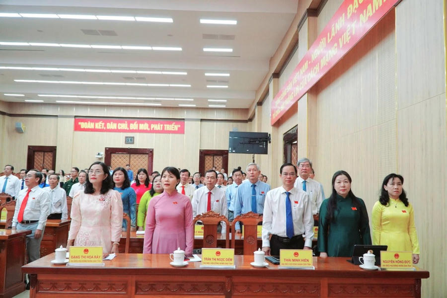 Quang cảnh các đại biểu chào cờ tại kỳ họp