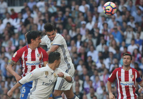 Trung vệ Pepe ghi bàn mở tỉ số cho Real Madrid.