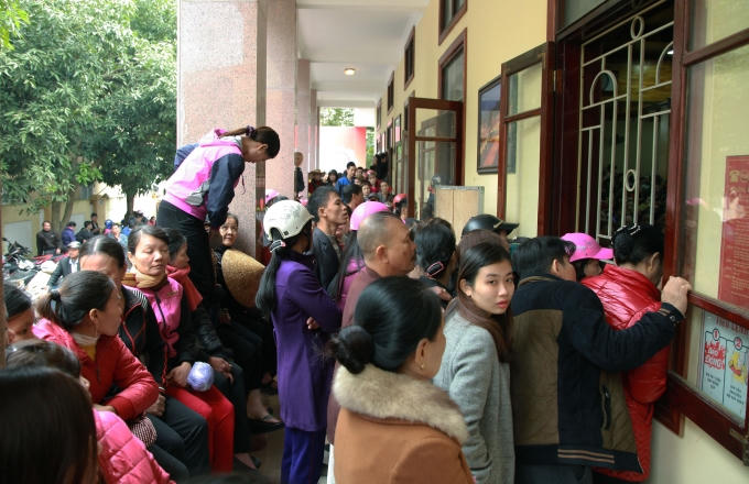 Hàng ngàn tiểu thương chen chúc nhau bên ngoài hội trường để nghe câu trả lời chính thức từ UBND.