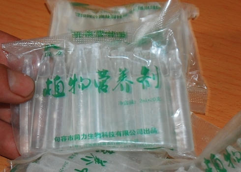 Hoá chất dùng để ủ trắng giá đỗ. Ảnh VnExpress.