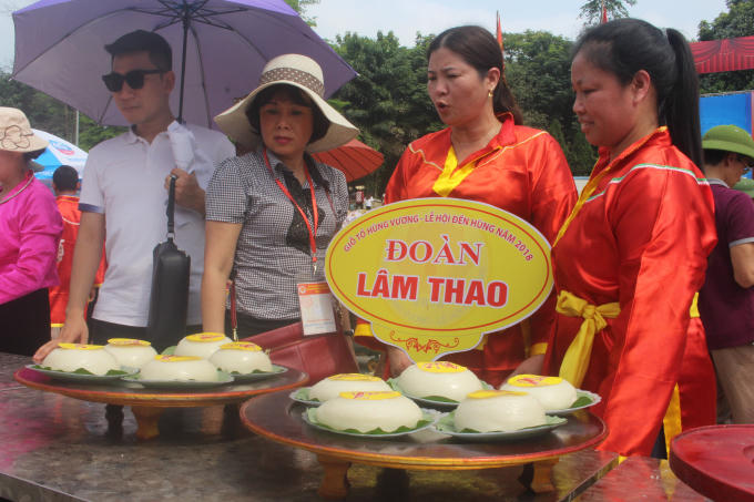 Chiếc bánh giầy phải trắng, mịn và ngon là những yếu tố giúp đội thi giành chiến thắng.