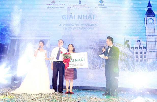 Khách hàng nhận giải nhất chuyến du lịch Châu Âu trị giá 57 triệu đồng.