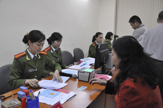 Bỏ sổ hộ khẩu giấy sẽ đơn giản hóa thủ tục hành chính cho người dân. (Ảnh: báo Người lao động)